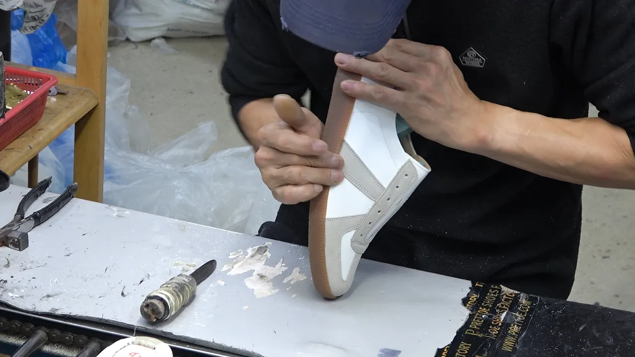 한국의 오랜 신발공장. 독일군 운동화를 만드는 과정