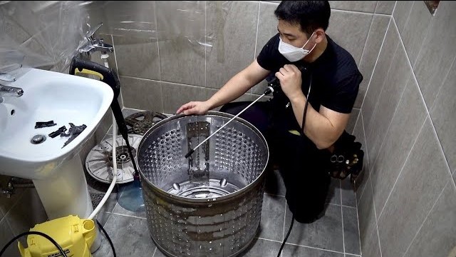 오래된 세탁기를 새것으로 만드는 과정. 한국의 가전제품 청소 기술자