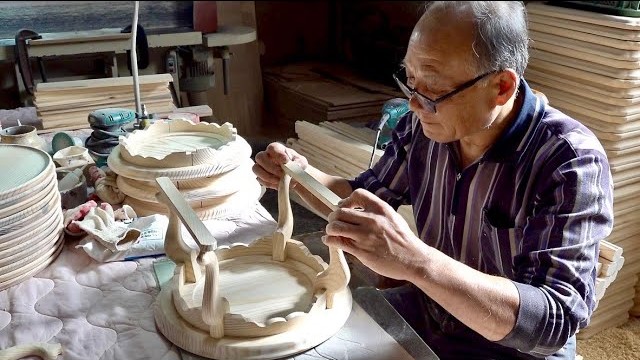 한국의 전통 식탁을 대량생산하는 과정. 가구 목공예 공장