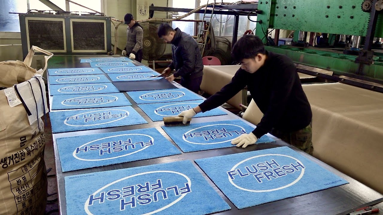발판 매트를 대량생산하는 과정. 한국의 합성고무 공장