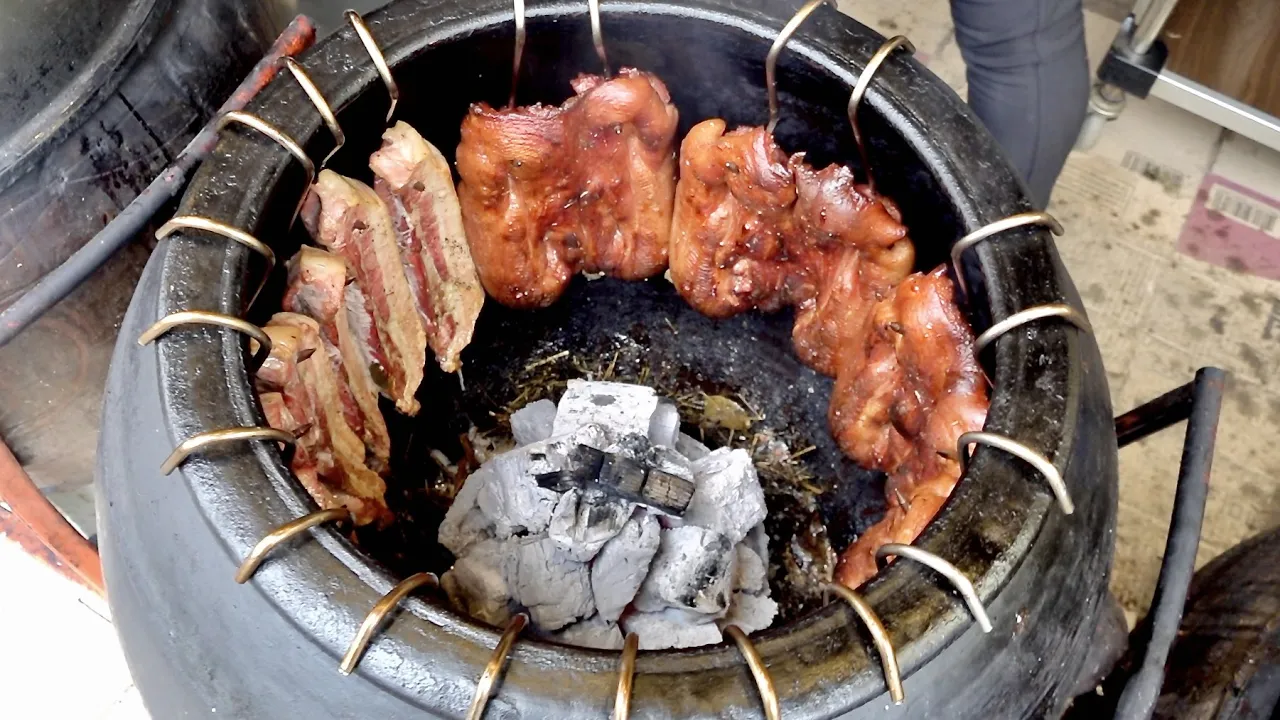 전통 항아리에 고기를 굽는 과정. 한국에 특이한 바베큐 음식점