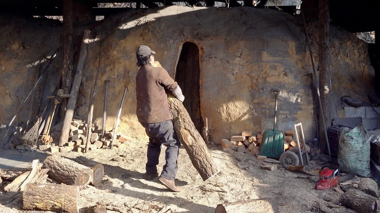 한국의 재래식 참숯 공장. 1200도 가마에 숯을 만드는 과정
