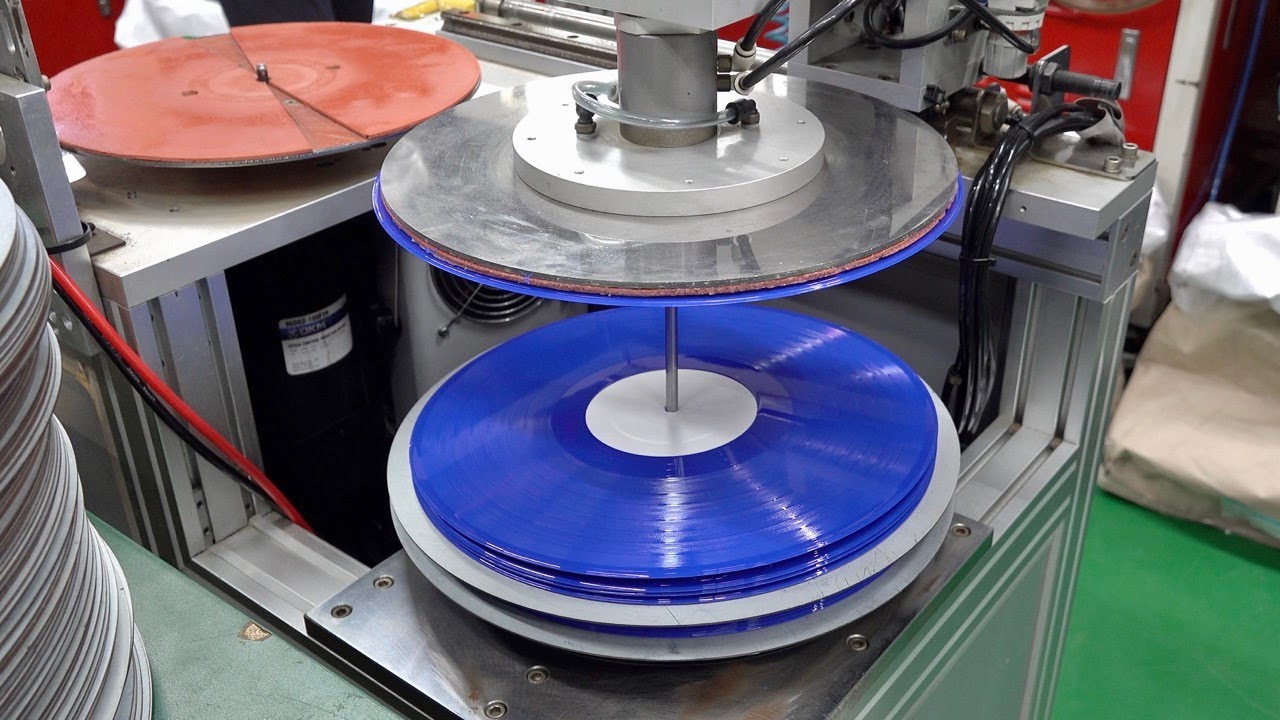 LP 음반을 대량생산하는 과정. 한국의 마지막 바이닐 레코드 제조 공장