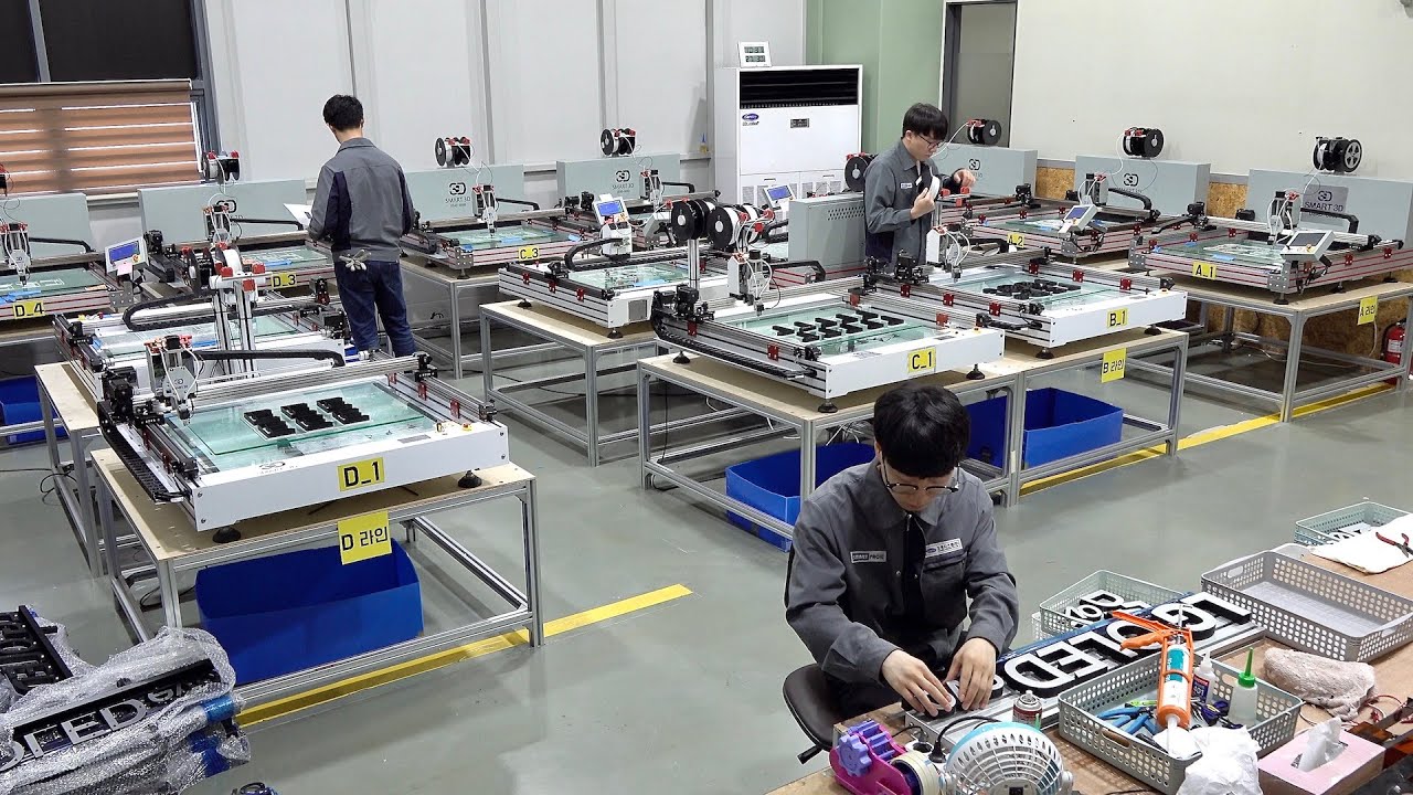 3D 프린터로 LED 간판을 대량생산하는 과정. 한국의 입체 간판 제조공장