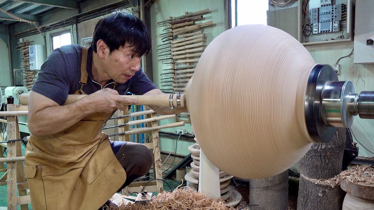 우드터닝으로 큰 나무 항아리를 만드는 과정. 숙련된 한국의 목선반 달인
